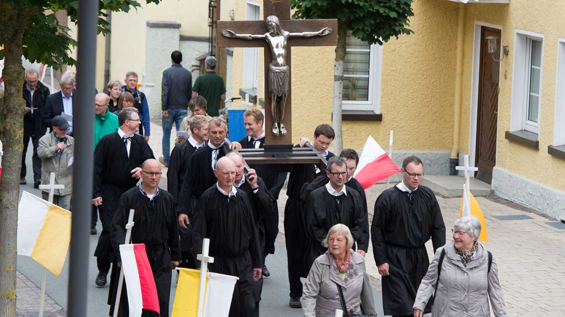 Große Kreuztracht - Prozession mit dem Kreuz zur Eröffnung der Wallfahrtszeit.