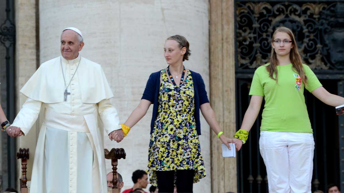 Papst Franziskus mit zwei jungen Frauen