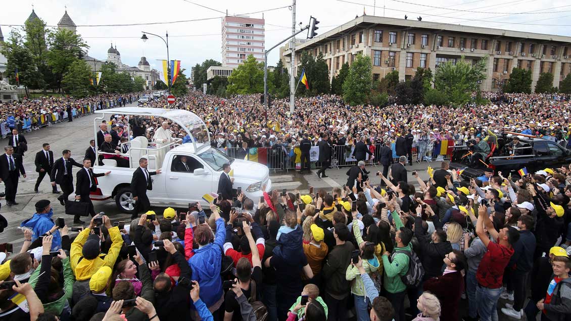 Papst Franziskus fährt durch die Menge in Iaşi