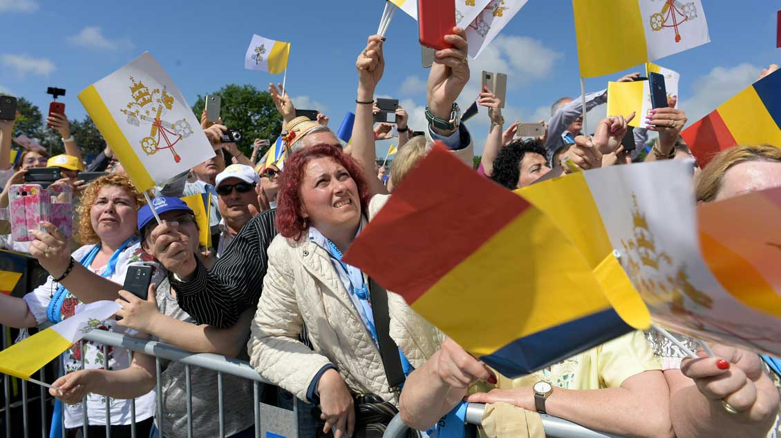 Besucher schwenken Flaggen beim Papstbesuch in Rumänien