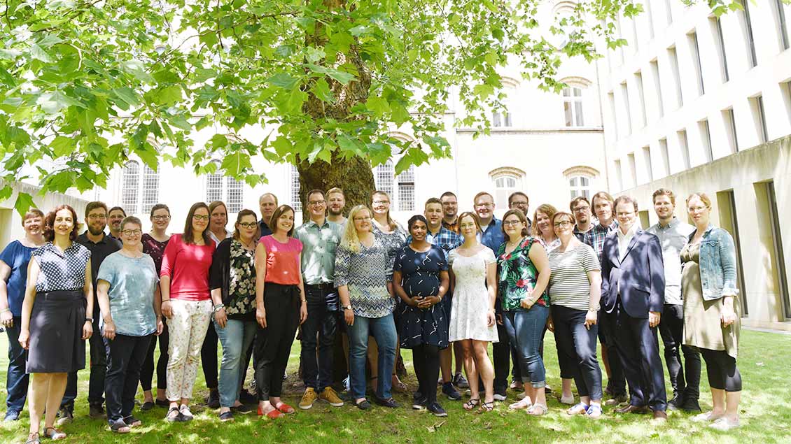 Die Gruppe der neuen Pastoralreferenten steht gemeinsam im Garten des Liudgerhauses in Münster.