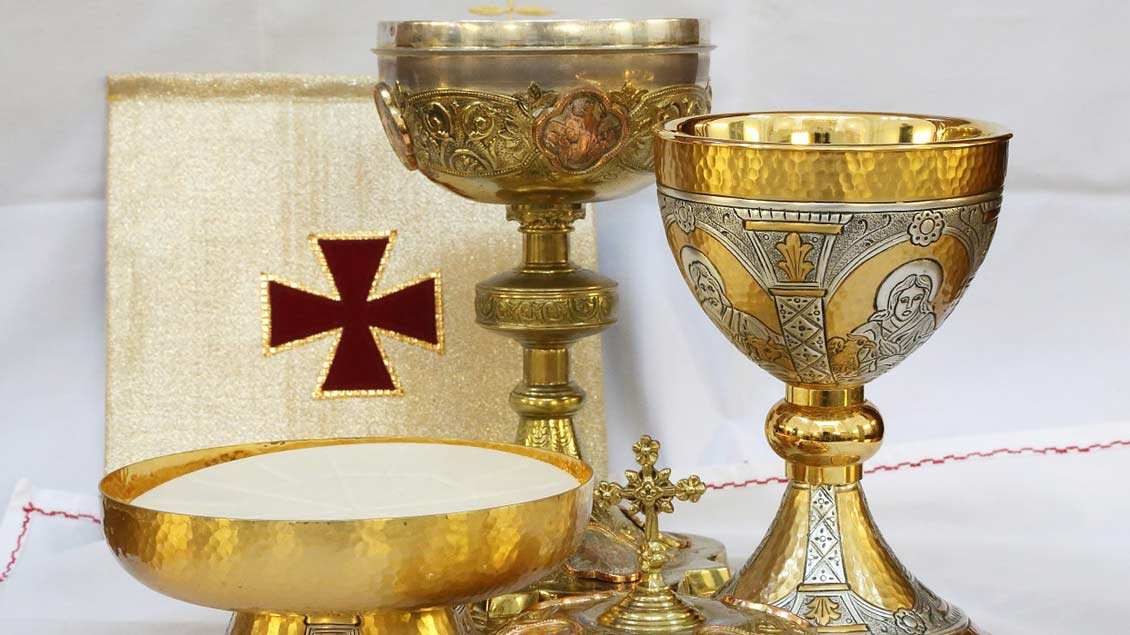Goldene liturgische Geräte.