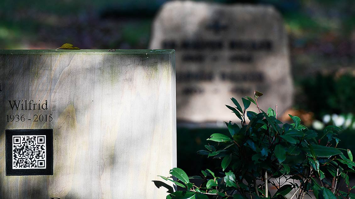 Auf einem Grabstein ist ein QR-Code eingemeißelt.
