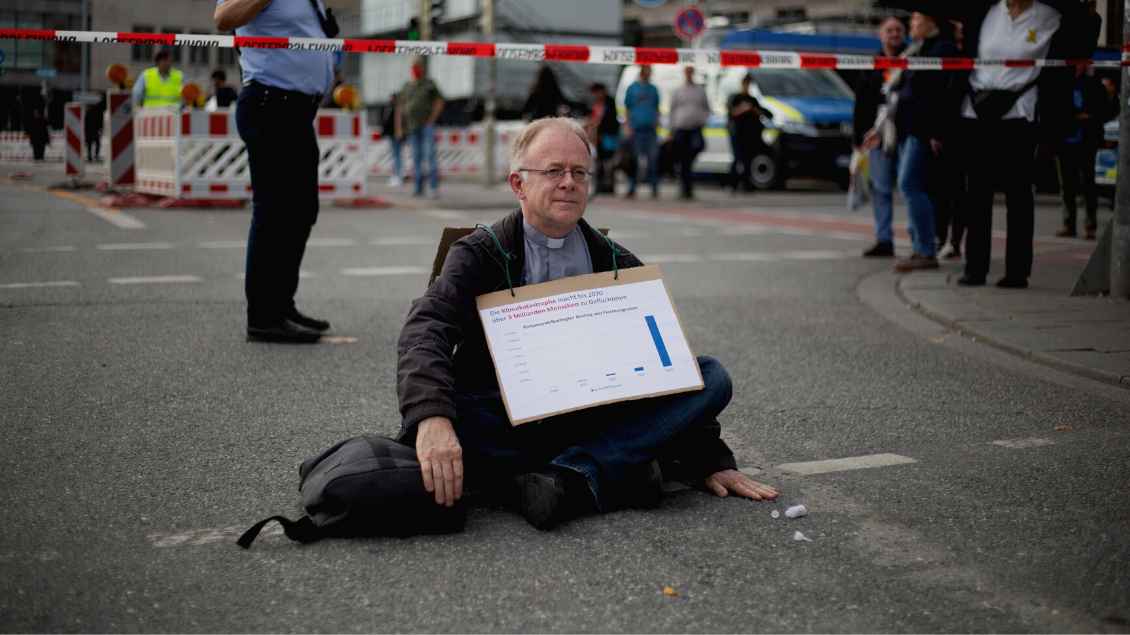 Jesuit Jörg Alt bei einer Straßenblockade