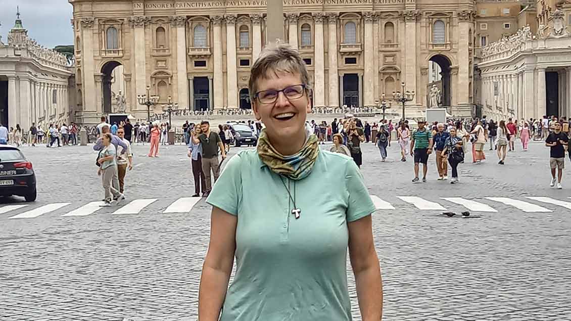 Nach 2.000 Kilometern am Ziel: Schwester Maria Magdalena vor dem Petersdom in Rom. | Fotos: privat