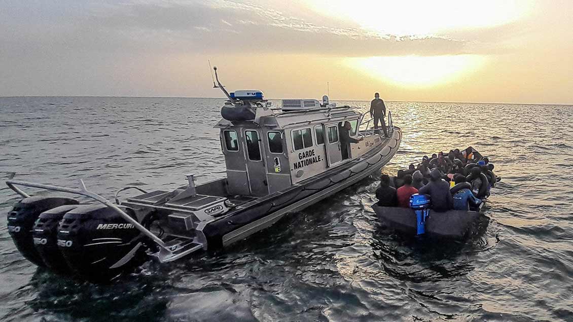 Tunesische Nationalgarde stoppt ein Schlauchboot mit Flüchtlingen