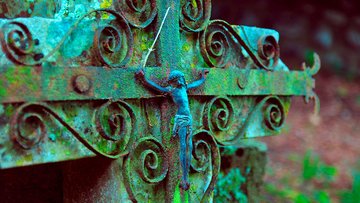Metallkreuz auf einem Friedhof
