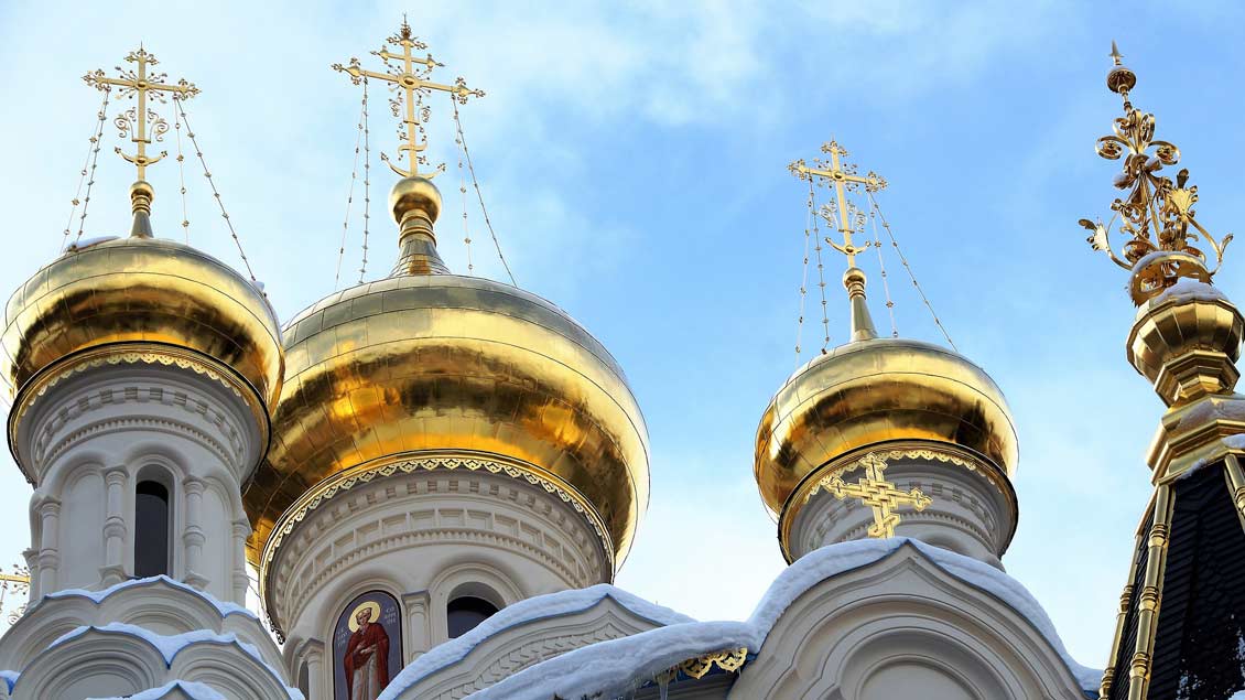 Türme einer russisch-orthodoxen Kirche