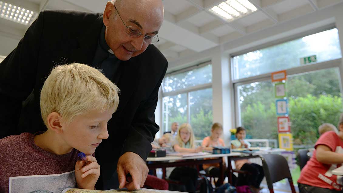 Bischof Genn besucht eine Schulklasse