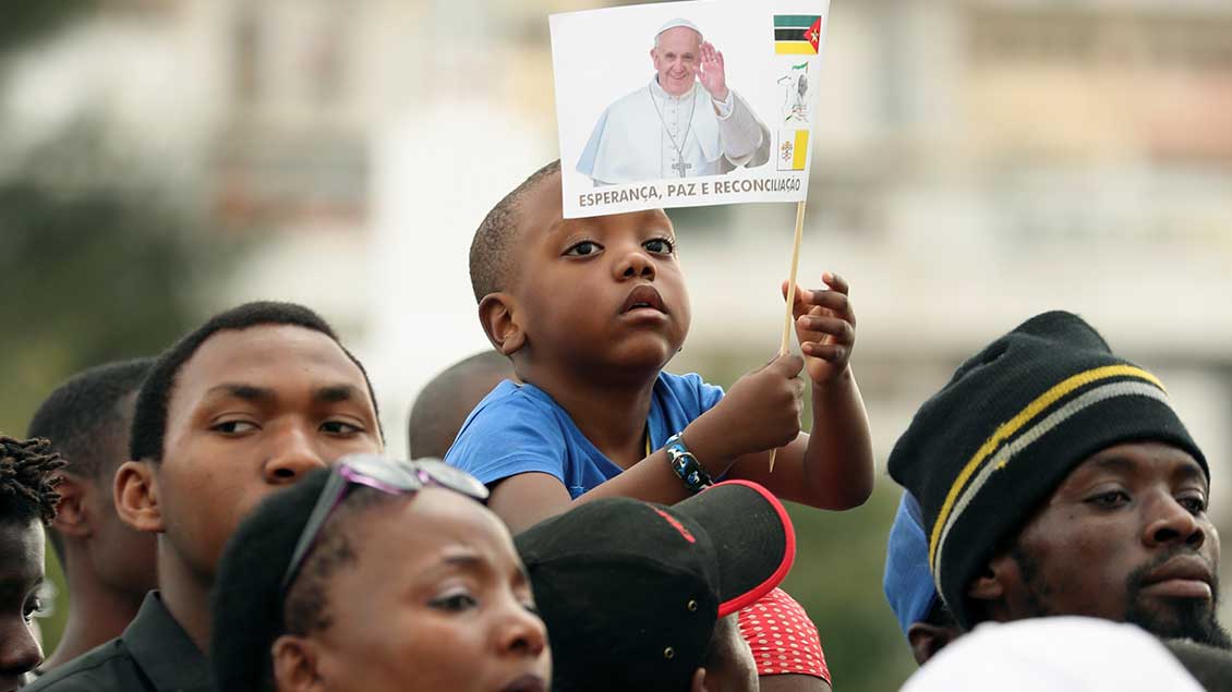 Ein Kind erwartet mit einer kleine Flagge Papst Franziskus in der mosambikanischen Hauptstadt Maputo.