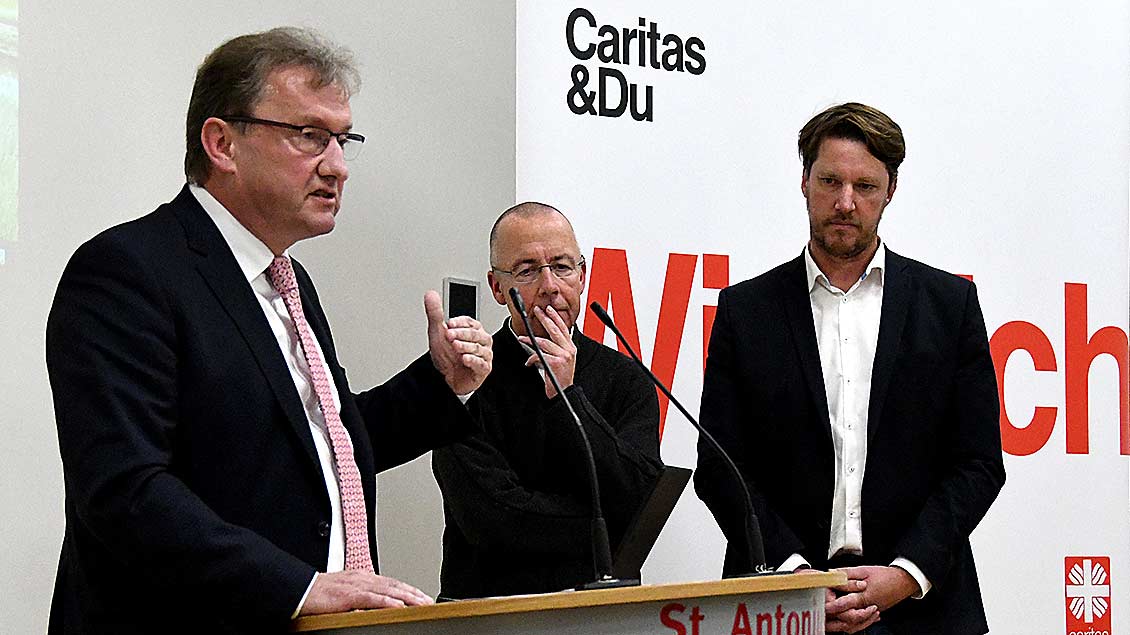 Visbeks Bürgermeister Gerd Meyer (von links) im Gespräch mit Pfarrer Peter Kossen und Caritas-Referent Dietmar Fangmann.