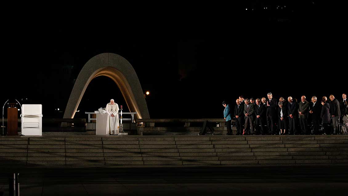 Schweigeminute mit Papst Franziskus am Friedensdenkmal in Hiroshima