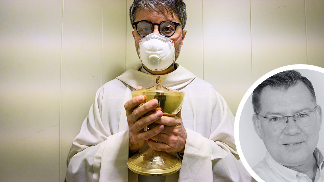 Priester mit Mundschutz