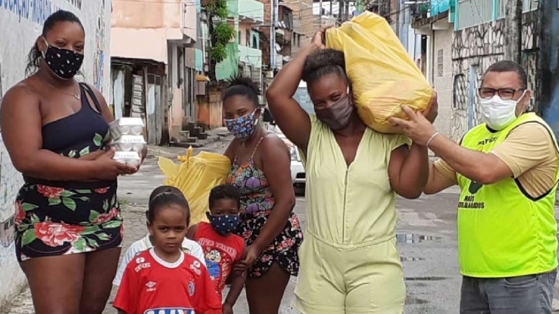 Kinder und Frauen in der Favela Novos Alagados bei Salvador 