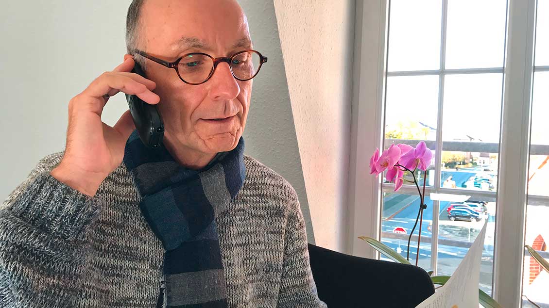 Pastoralreferent Reinhard Stolte überprüft die Aufnahme seiner Corona-Andachten auf dem Anrufbeantworter.