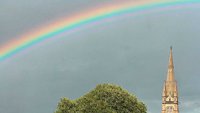 Regenbogen über Kirchturm