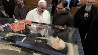 Papst Franziskus besucht den einbalsamierten Leichnam des heiligen Pater Pio im Heiligtum Santa Maria delle Grazie in San Giovanni Rotondo (Italien).