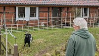 Maria Anna Leenen vor einem Bauernhaus mit Ziege.