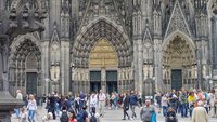 Vor dem Kölner Dom