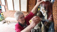 Mathilde Schlieper reinigt die Pietá mit einem Pinsel.