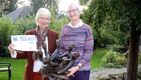 Gertrud Wältring-Müller und Mechthild Bäumer zeigen ein afrikanisches Kunstwerk.