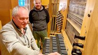 Orgelbaumeister Bernhard Althaus zieht die Register an der Orgel von St. Peter in Recklinghausen. 