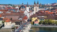 Blick über die Mainbrücke auf die Altstadt von Würzburg