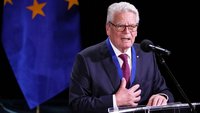 Joachim Gauck vor einer Europa-Fahne.