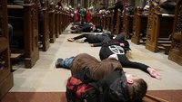 Demonstranten liegen im Kölner Dom