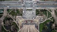 Blick vom Eiffelturm in Paris herab.