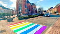 Regenbogen-Fahne auf dem Zebrastreifen