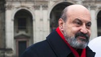 Tomas Halik vor einer Kirche