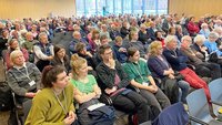 Blick in den Saal auf Teilnehmerinnen und Teilnehmer.