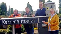 Am Kerzenautomat der Visbeker Pfarrei stehen Martin Wulf, Alex Kühl, Hubert Siemer und Anette Gerdes.