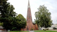 Der 42 Meter hohe Kirchturm von St. Juliana im Duisburger Stadtteil Wehofen ragt in den Himmel.