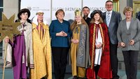 Die Sternsinger aus Harsewinkel bei Bundeskanzlerin Angela Merkel.