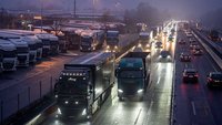 Voller LKW-Parkplatz an einer Autobahn