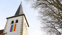 Regenbogenflagge am Kirchturm