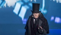 Nigel Casey als weihnachtshassender Ebenezer Scrooge im Dickens-Musical „Vom Geist der Weihnacht“.