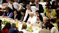 Papst Franziskus beim Mittagessen mit 1.500 bedürftigen Menschen in der Audienzhalle des Vatikans.