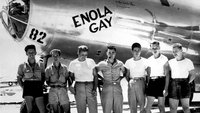 Die Besatzung des US-Bombers mit dem Namen „Enola Gay“