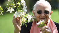 Schwester Gerburg im Obstgarten des Mutterhauses der Franziskanerinnen in Münster