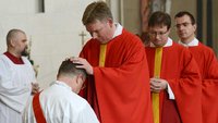 Handauflegung bei der Priesterweihe – hier durch den Leiter der Priesterausbildung im Bistum Münster, Regens Hartmut Niehues.