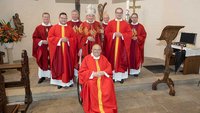 Gruppenbild nach der Priesterweihe (von links): Spiritual Klaus Kleffner, Lars Rother, Regens Hartmut Niehues, Bischof Felix Genn, Matthias Fraune, Diakon Matthias Kaiser, Tobias Eilert, Spiritual Matthäus Niesmann.