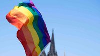 Regenbogenfahne vor dem Kölner Dom