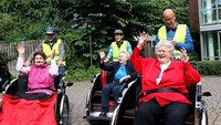 Die drei Elektro-Rikschas kommen von ihrer Tour zurück. Die Passagiere, ganz rechts Hanna Röben (95) winken begeistert. | Foto: Michael Rottmann