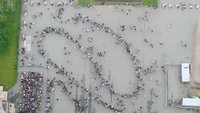 Luftaufnahme: Schlangestehen vorm Eiffelturm in Paris.