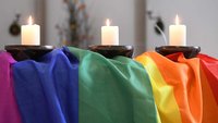 Regenbogenfahne in einer Kirche