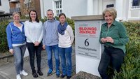 Die Leiterin des Caritas-Bildungszentrums für Pflege und Gesundheit, Petra Berger, mit Lehrkraft Anna Zywitzki und drei Auszubildenden