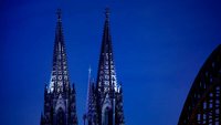 Türme des Kölner Doms bei Nacht